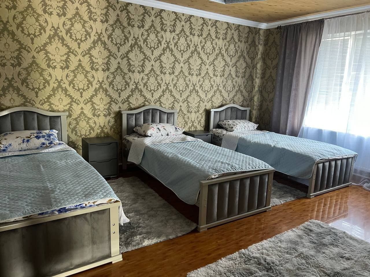 Трехместный номер с видом на горы